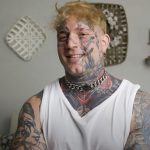 A srác egy sminkmesterrel eltüntette 72 tetoválását: saját anyja sem ismerte fel