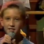 Felismered melyik híres énekes látható a videóban? Csak 8 éves volt, mikor a felvétel készült!