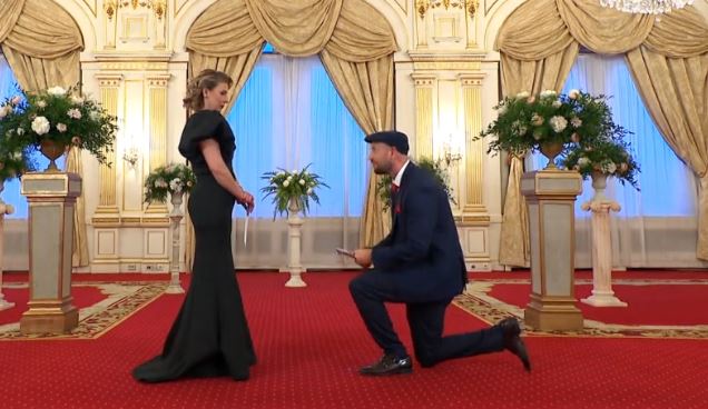 Sokkoló dolgot tett a Házasság első látásra Lacija! Letérdelt Tücsi elé, úgy vallotta be neki érzéseit:
