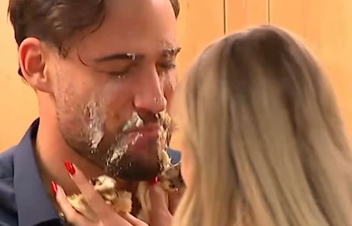 Videón, ahogy a Házasság első látásra Anastasiája a férje, Máté arcába nyom egy tortát!